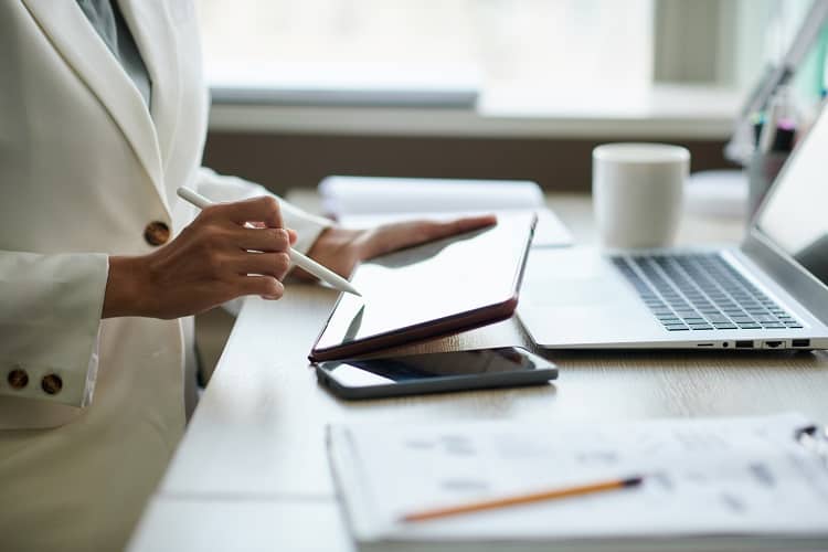 mujer de negocios firmando papeles en línea